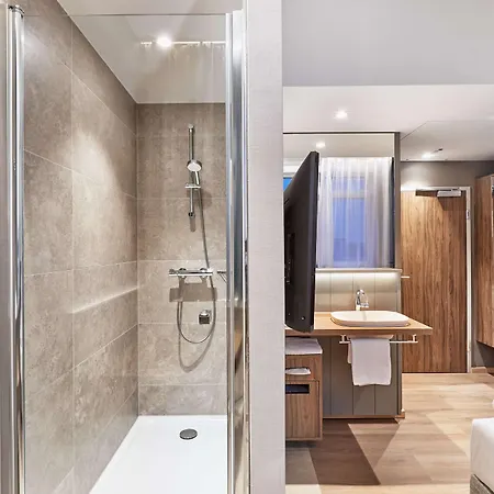 Hotel H+
