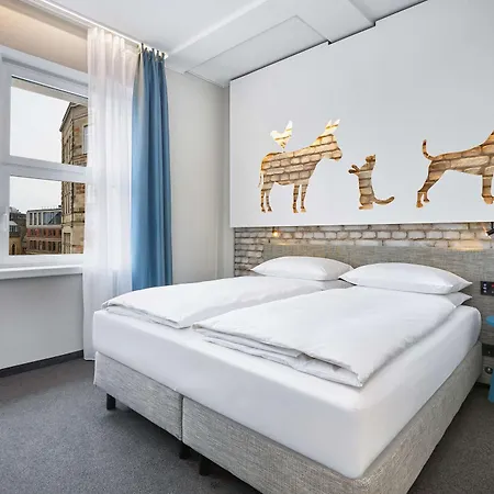 Hotel H+